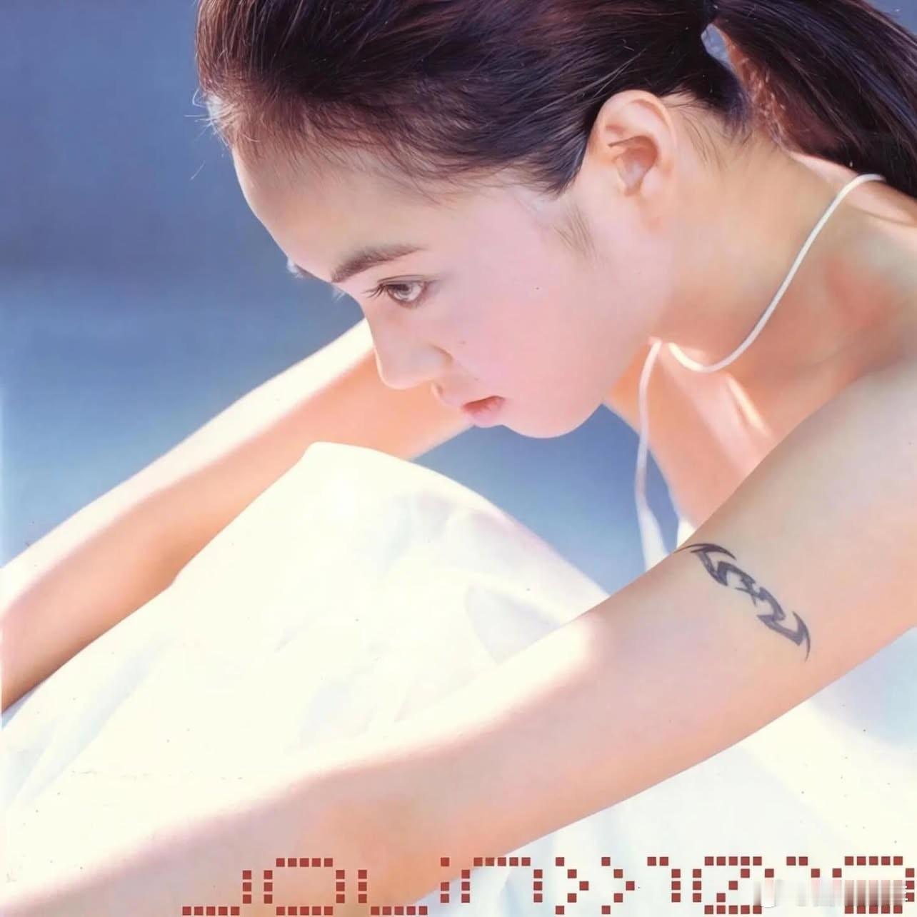 千禧时代的华语女歌手专辑封面💽多为怼脸拍，强烈的个人色彩，简单但很美。 ​​​