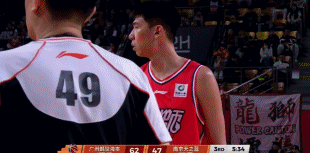 怒了怒了！徐昕要球被犯规+同曦犯满，王世龙当场发飙吃T，这球谁能忍！龙狮男篮vs