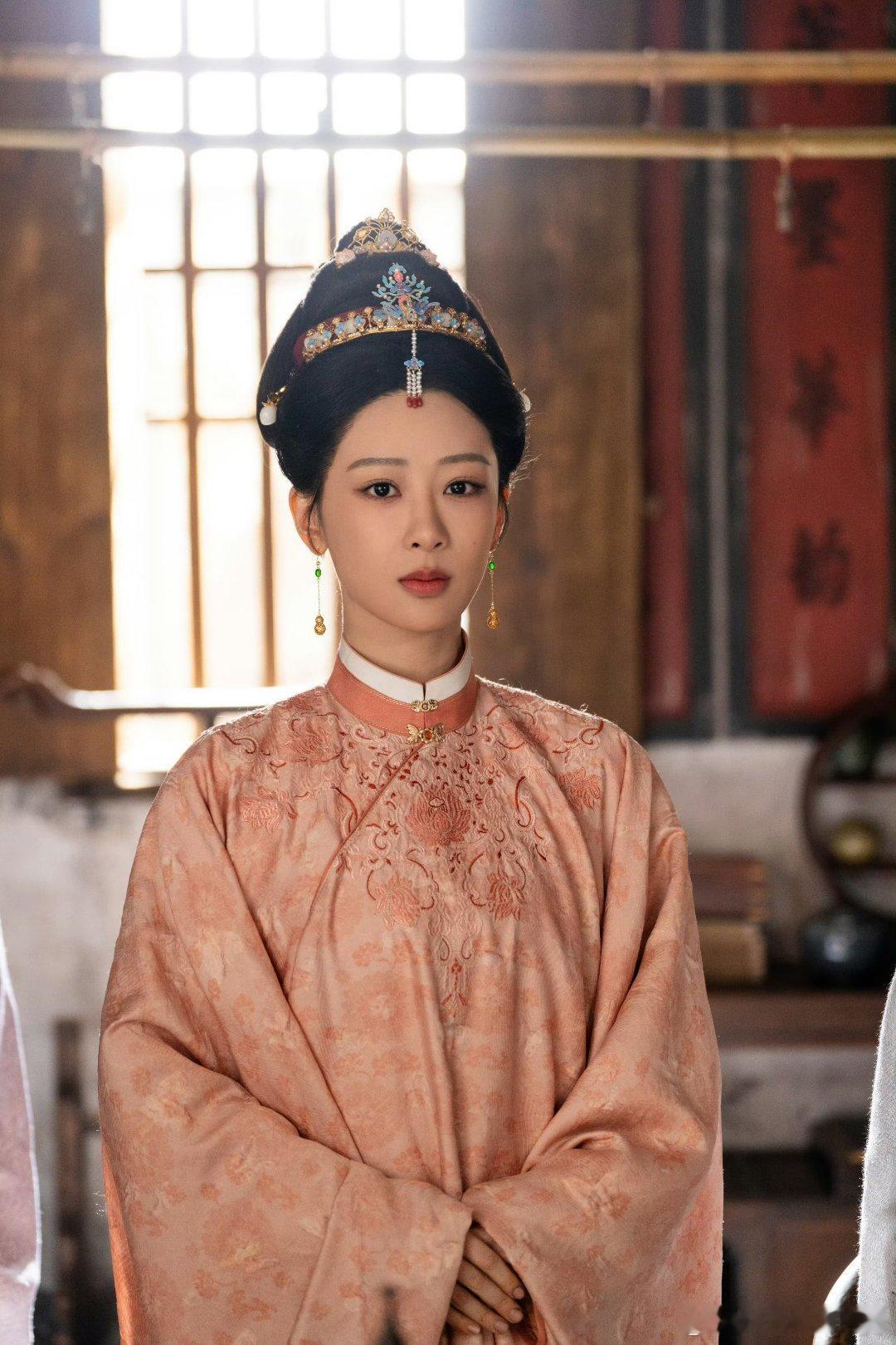 杨紫家业没破万近两年爱奇艺版权剧鲜有热度破万作品，《家业》稳定冲到九千三上下，已