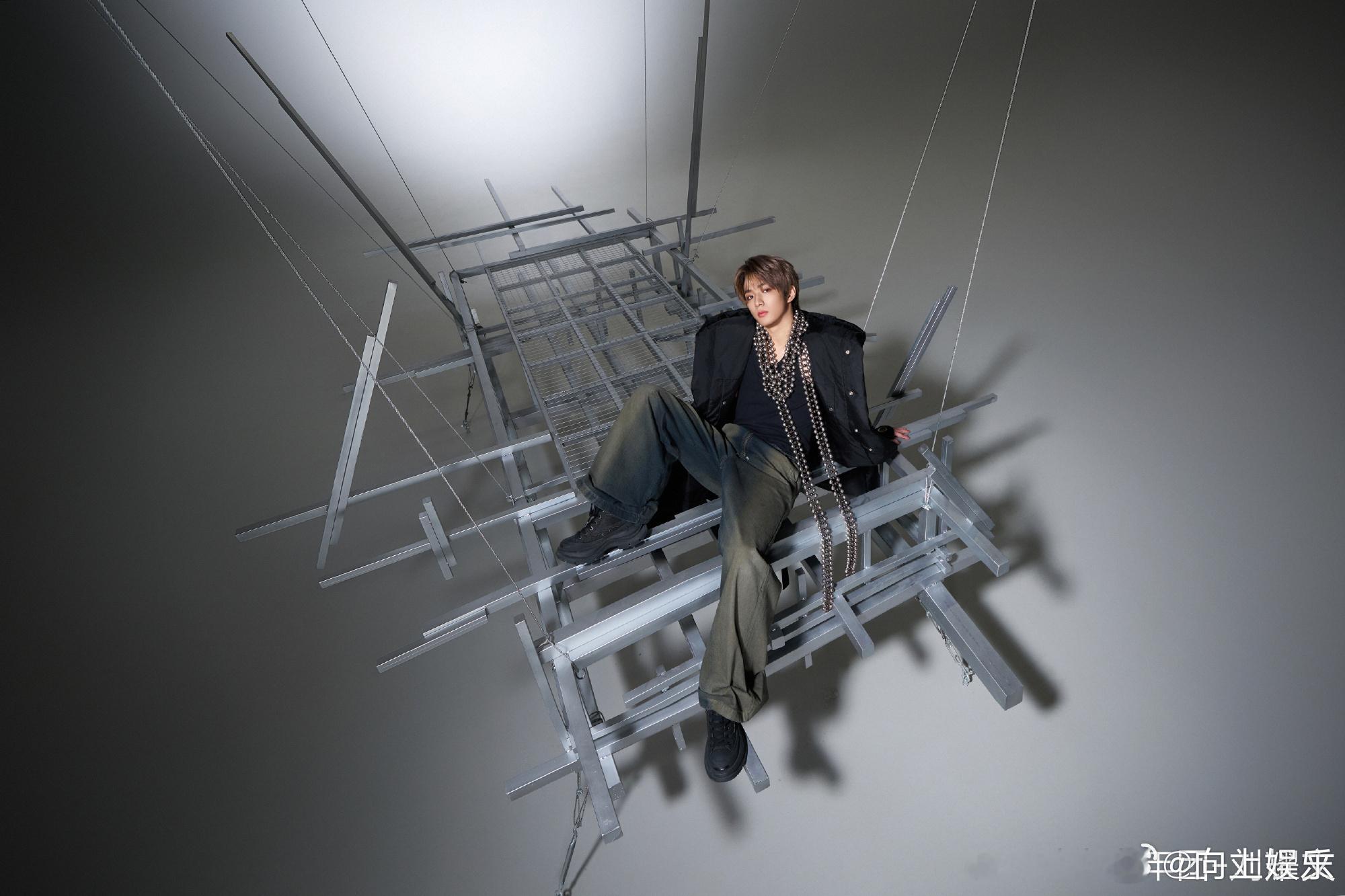 刘耀文新歌花絮照来啦，墨镜银珠哥哥帅的非人类！ 