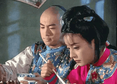 你们有没有发现
《还珠格格》里五阿哥每次哄小燕子的时候都是给她吃的，这样好好哦
