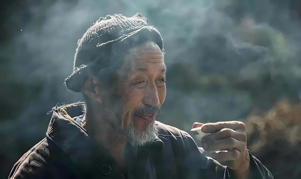 饮尽黄昏一杯酒，
醉我人生几春秋，
回想年少多壮志，
………请友续句………？
[