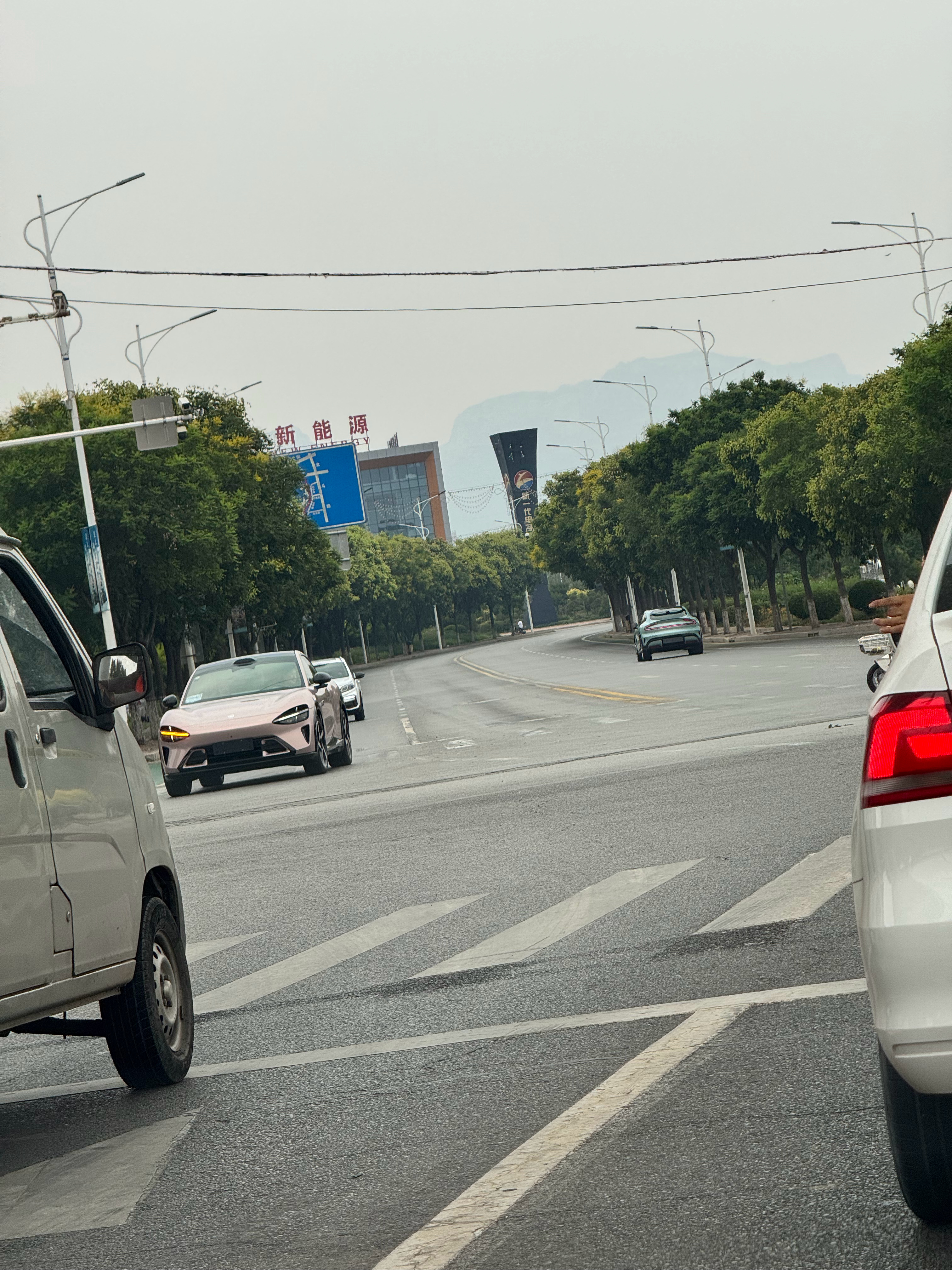 回家路上看到了一台天青色和一台流金粉的小米YU7试驾车。 ​​​