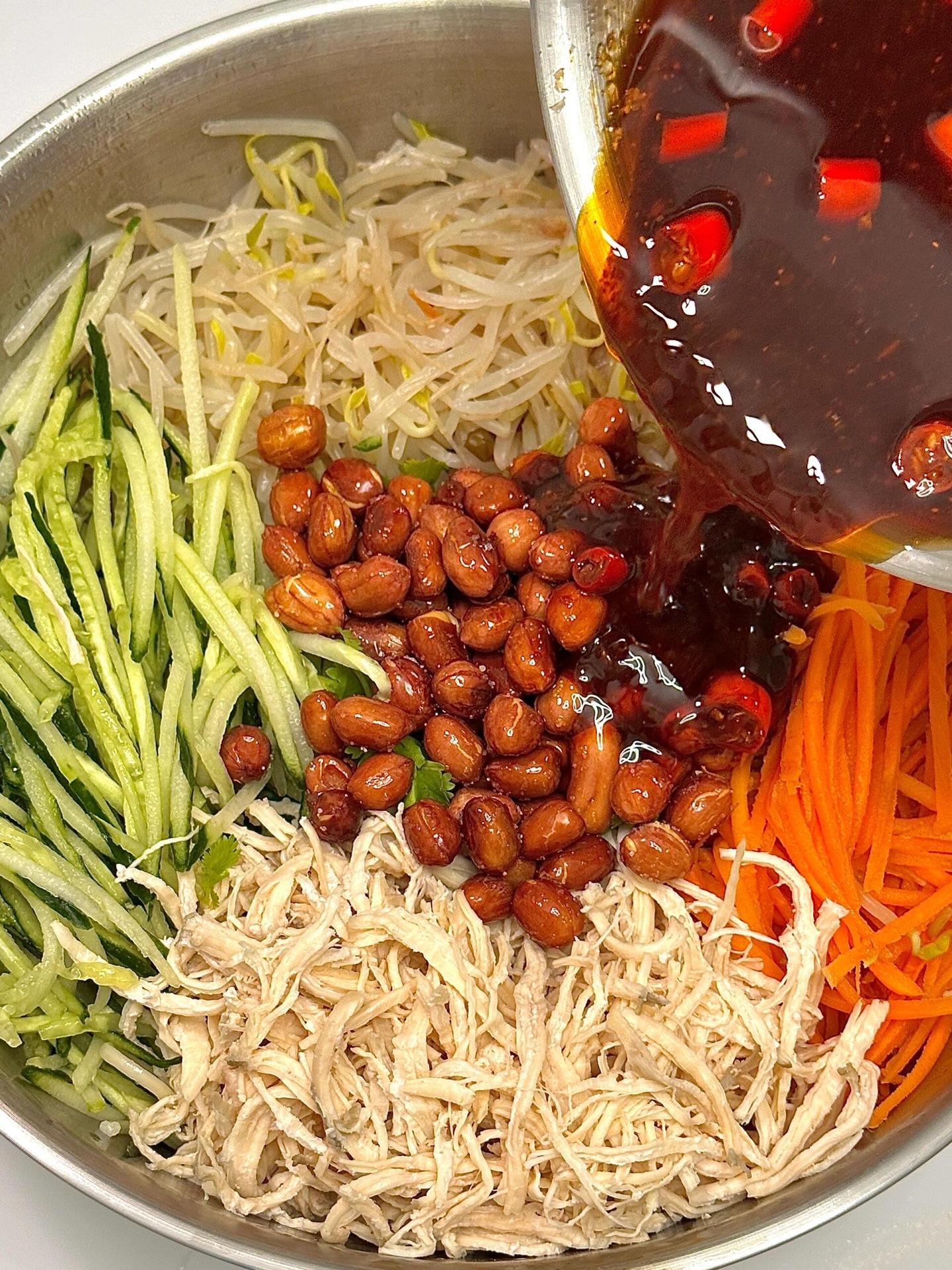 麻辣鸡丝凉面，好吃看得见。天一热就想吃这个爽口的鸡丝凉面！完全不输店里...