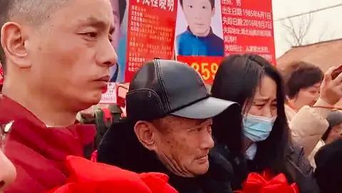 1991年，一个女人带着3个孩子回四川老家过年，却不幸被拐骗到安徽。人贩子想把他