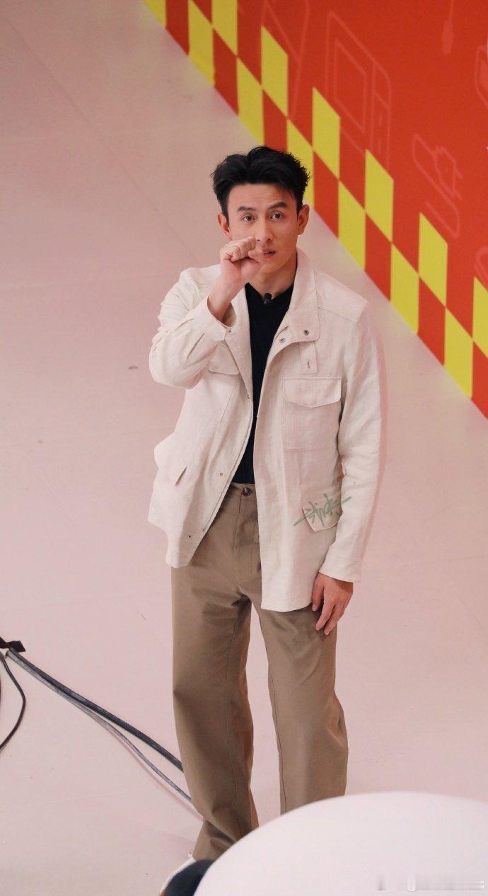 刘萧旭在京东直播比价现场 热闹比价活动精彩不断，众人积极参与其中核对价格，成功之