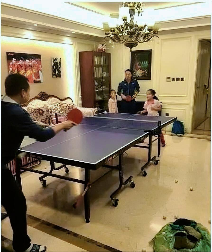 超级富豪的客厅能打网球，
明星大款的客厅能打羽毛球，
中产阶级的客厅能打乒乓球，