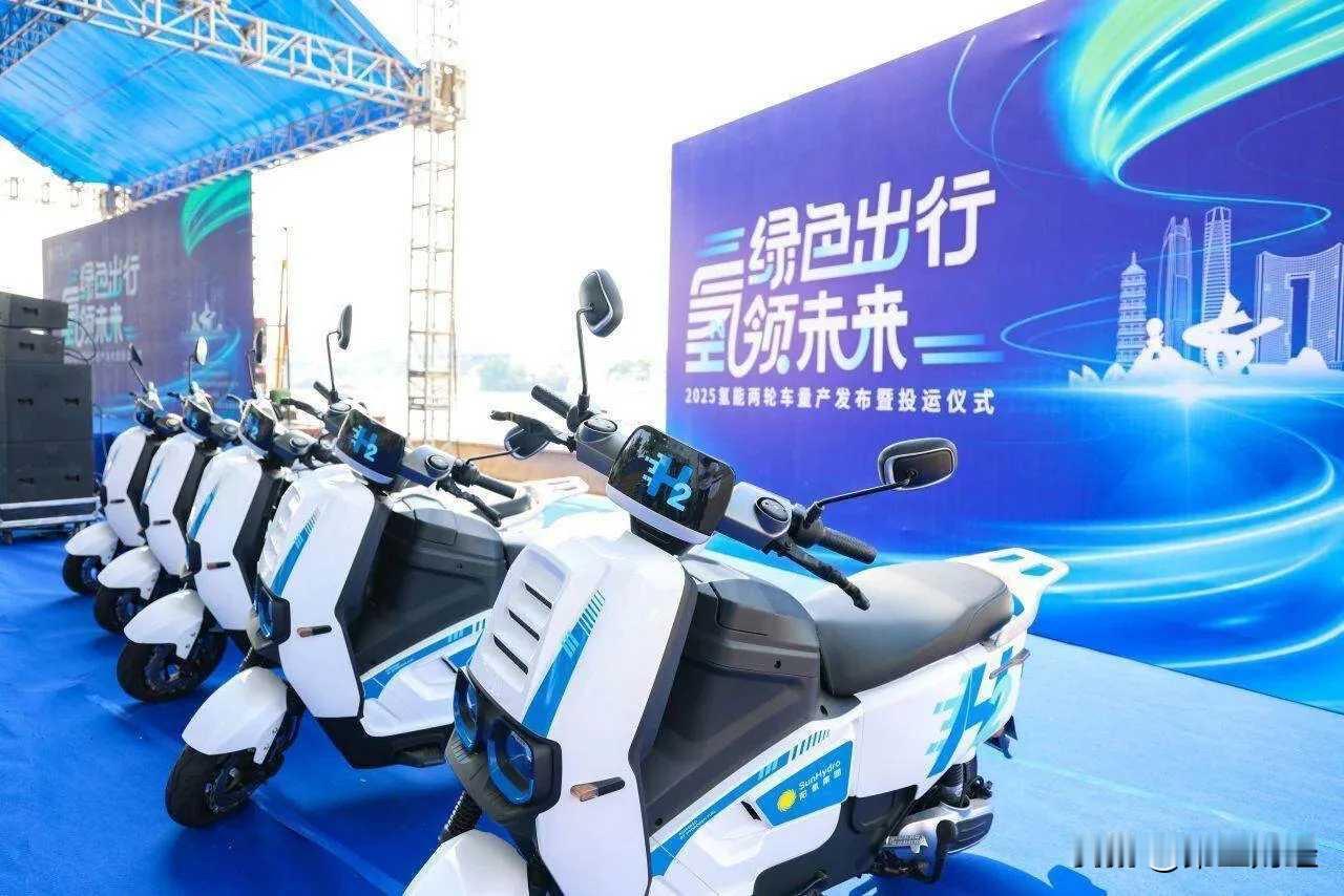 你见过不用充电、不用加气罐的电动车吗？包头今天上路了1000辆

不是电动自行车