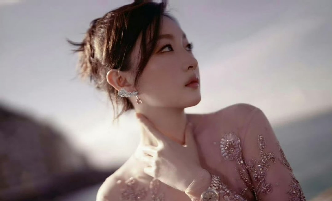 周冬雨出个国怎么美成这样立体珠花仙女裙柔美仙气，造型团队精准挖掘淡颜优势！生图抗