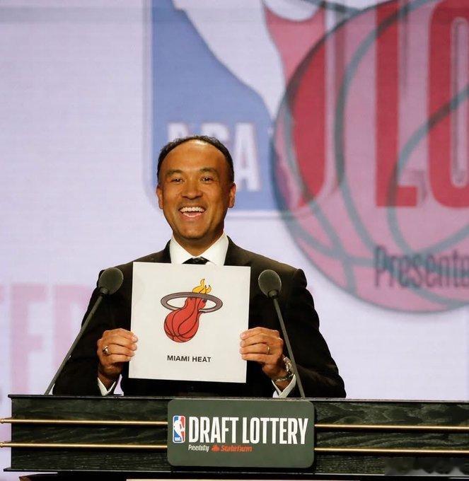 写给亚当萧华的一段话迈阿密热火从不摆烂。无论阵容天赋如何，他们年复一年都在全力竞