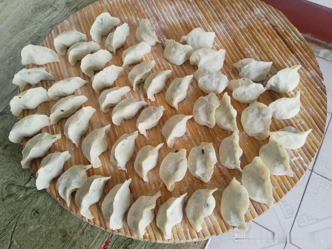 众友友中午好！
今天下班回来，割了院里种的韭菜，包韭菜鸡蛋的饺子吃，上午下雨没有
