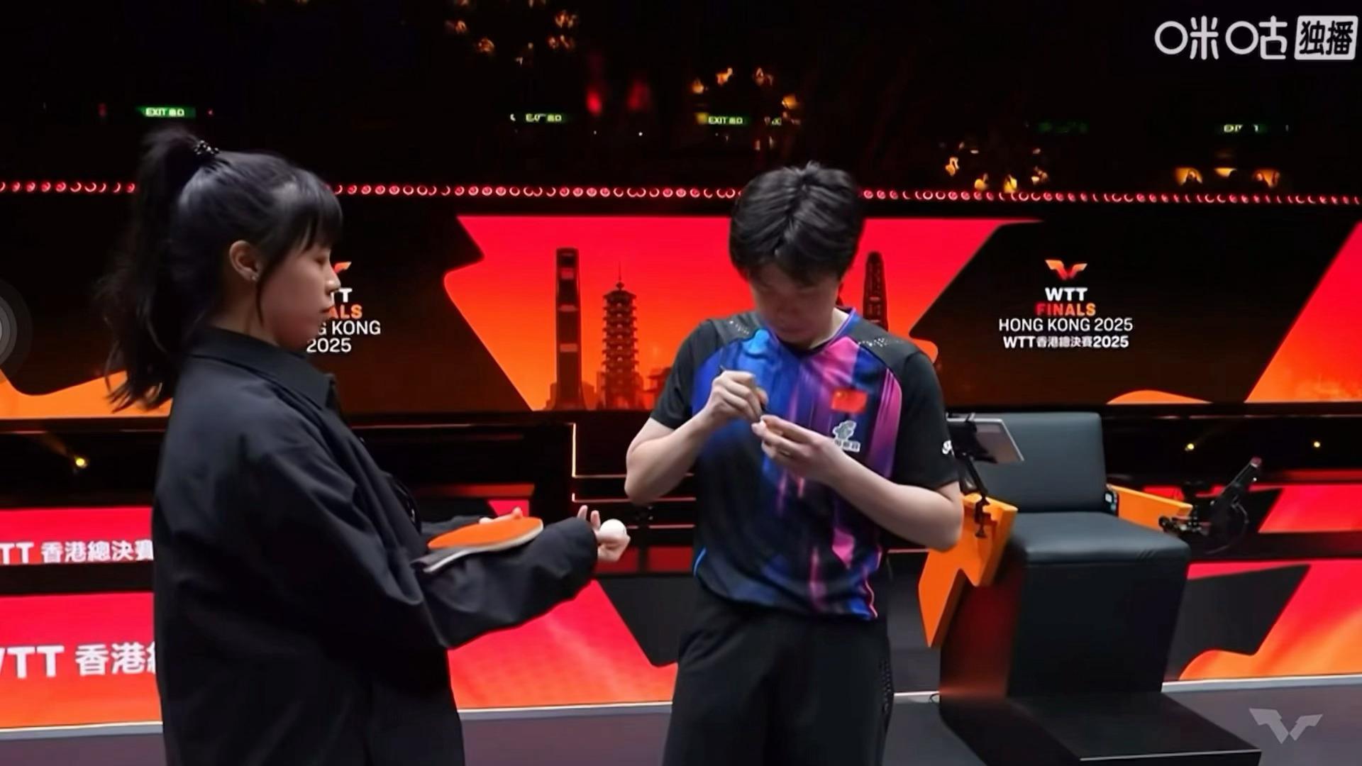 萌狗握笔 笔没水了也乖乖的等着换 