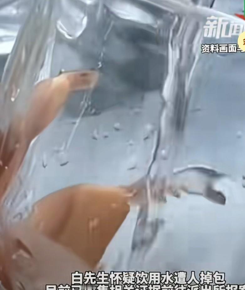 男子外卖购买一箱纯净水，越喝越渴，还心跳加快，
喝完5瓶后察觉异常，0发现箱内1