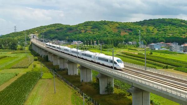 12月26日10点，随着C9309次“复兴号”智能动车组驶出延安站，西安至延安高