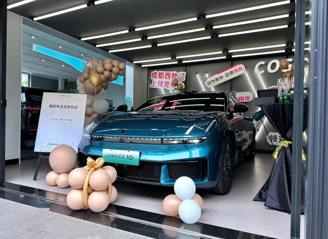 大定后等了18天接到交付通知，今天办完临牌把车开回来了。赛影蓝在日光下带细微金属