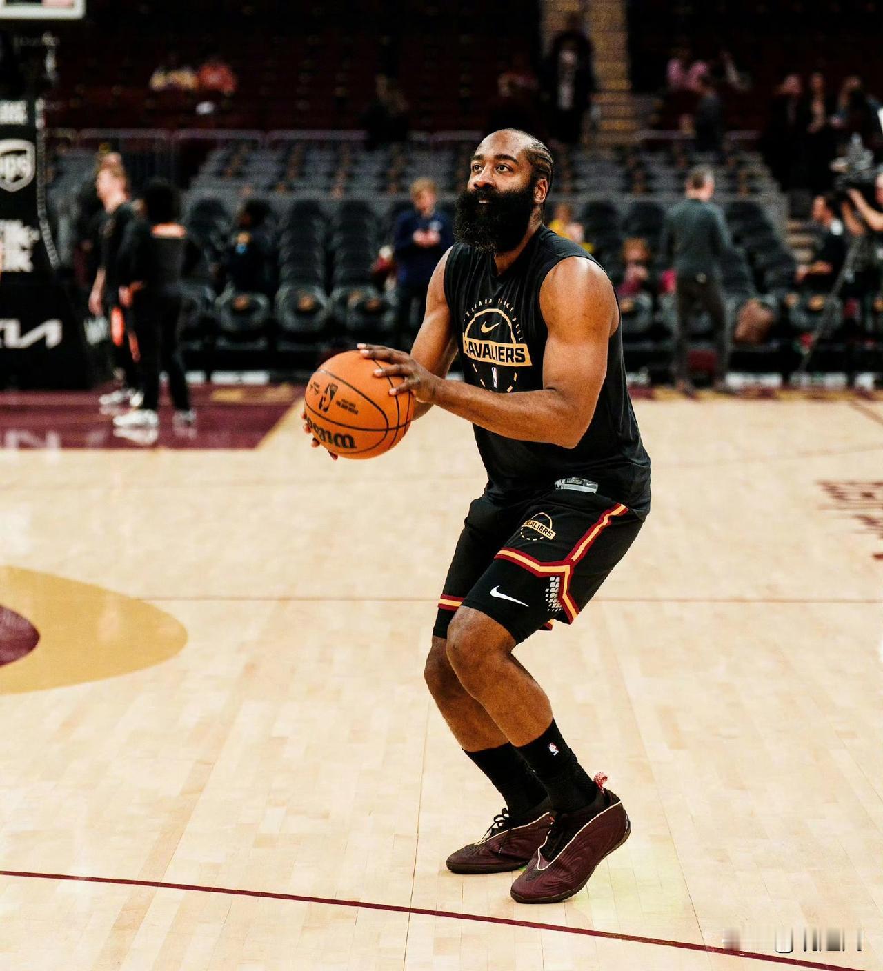 哈登盘活队友！
哈登在骑士的四场比赛场均出战32.2分钟，得到18.5分5.3篮