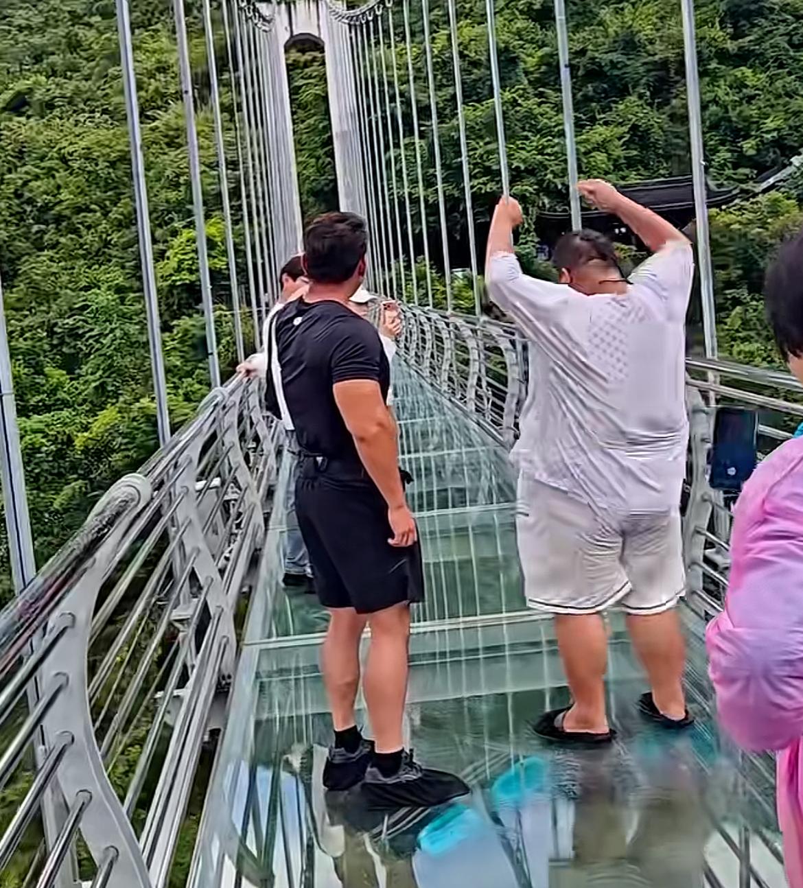 良子发文疑似回应“三角恋”，自感心累，不想说话
转头就和华哥跑到了玻璃栈道上，后