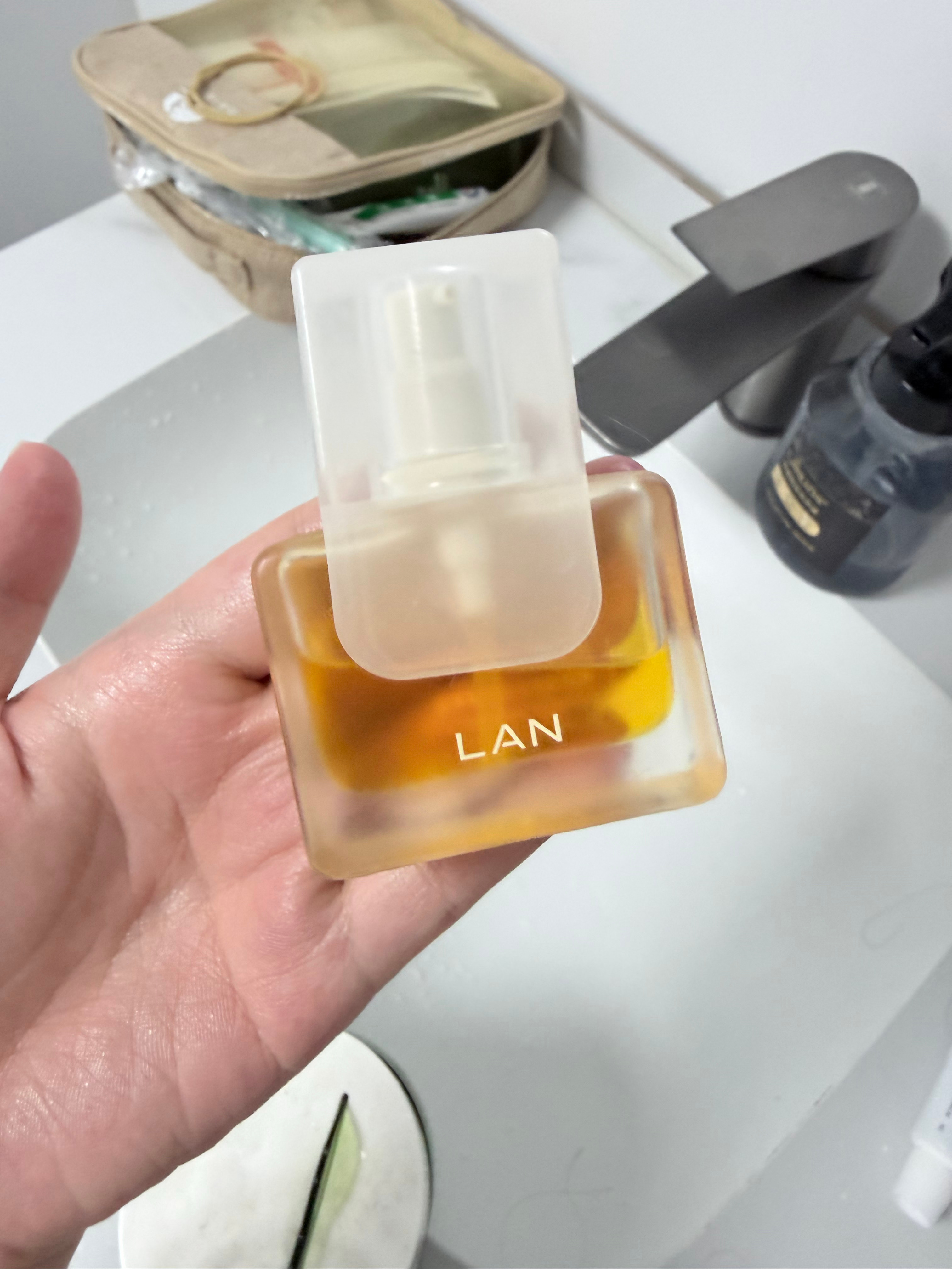 LAN这个美白油 本油皮在杭州用完全吸收不了糊一枕头都是 听说这边特别干燥我给她