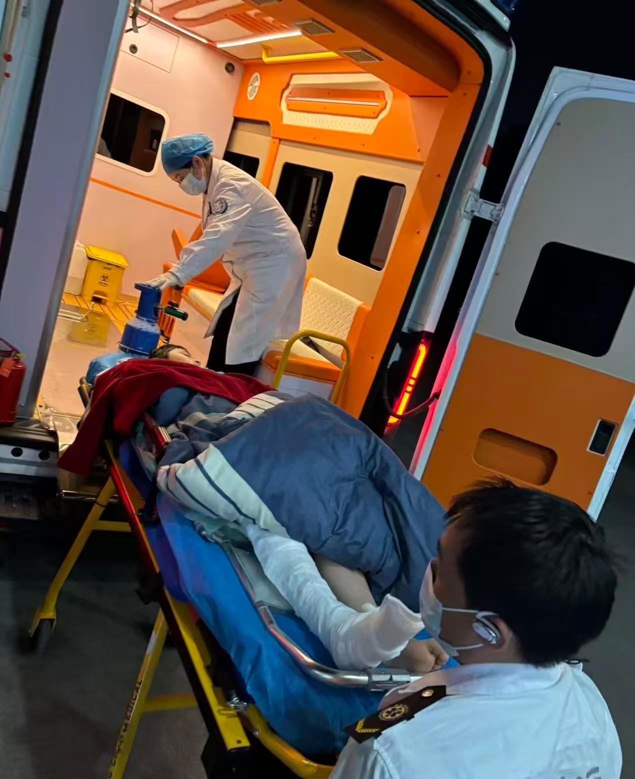 北帝山坠崖10岁男童身体多处骨折，22号摔后第三天跨省转院治疗。
小男孩是广东人