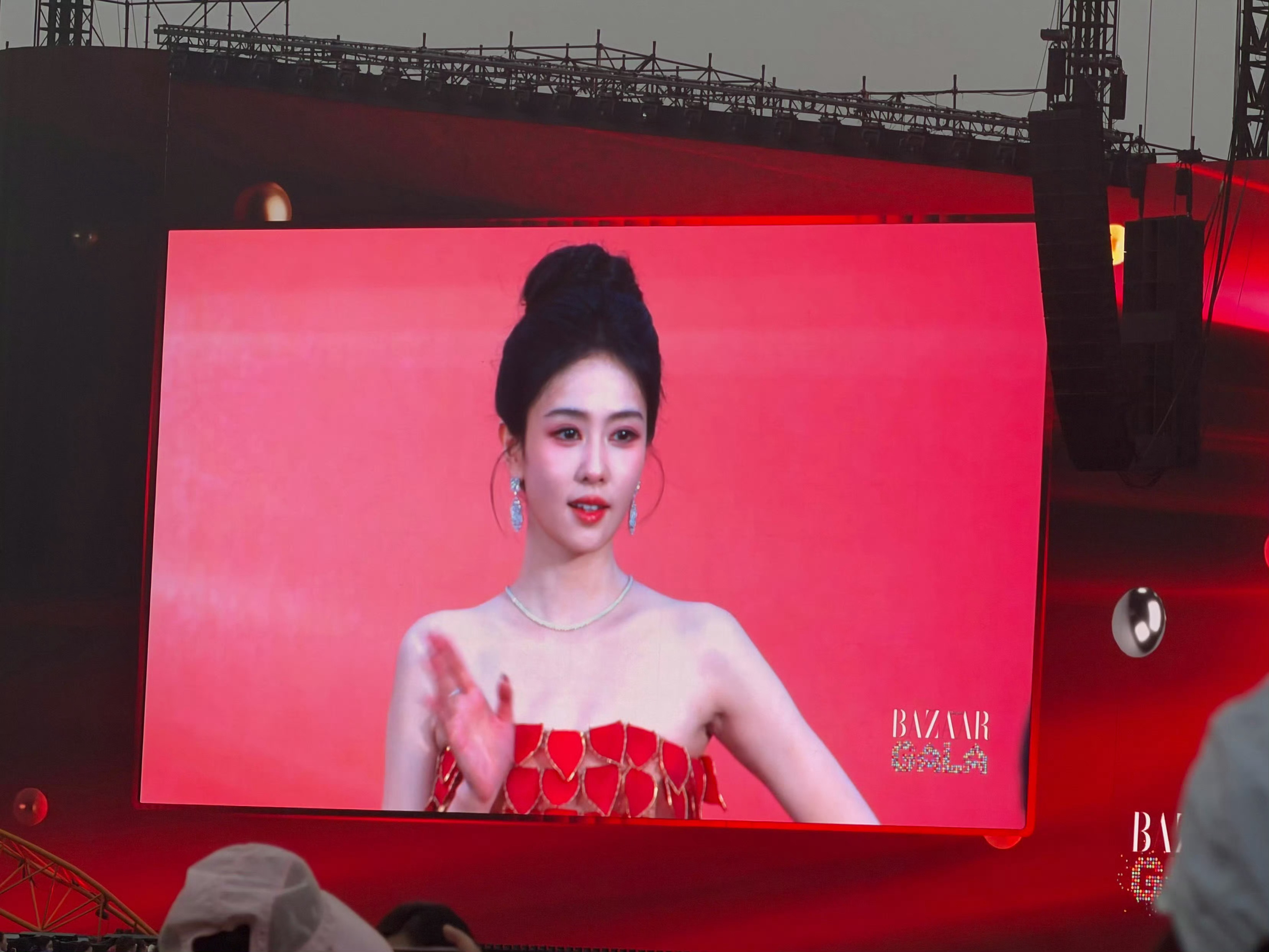 白鹿芭莎之夜红毯大屏生图，大屏的神来了白鹿 ​​​