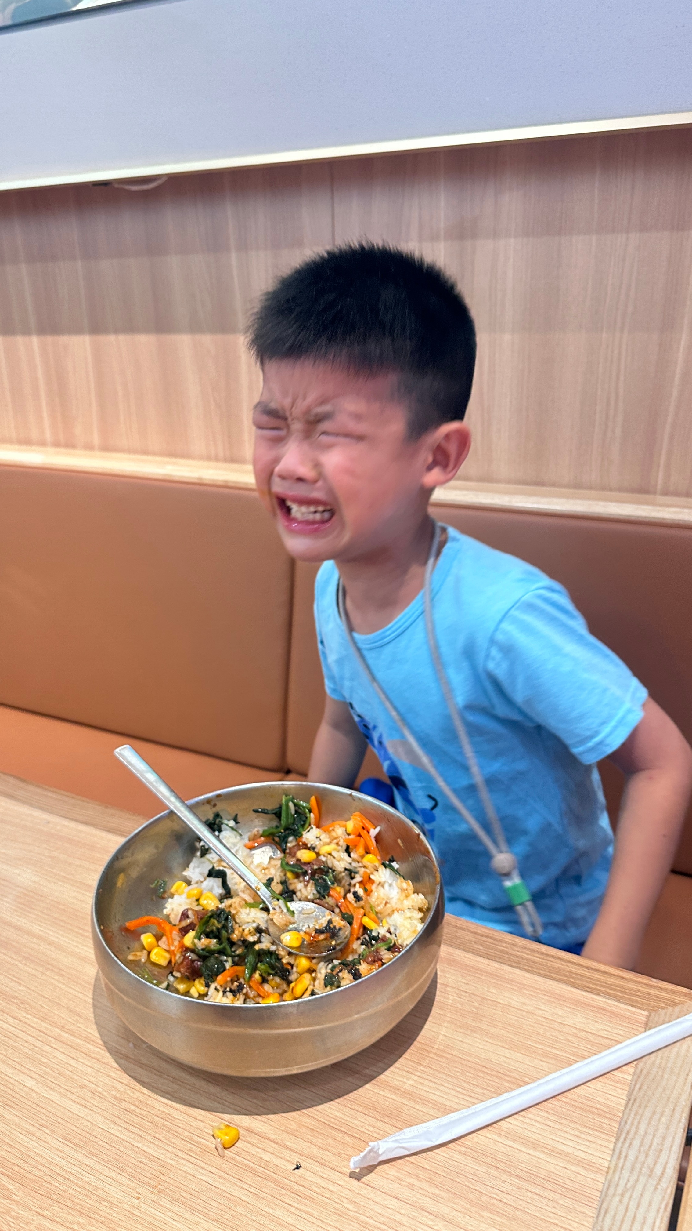 昨天晚上去吃米村，润润的手打柠檬茶被爸爸喝了一口他当场破防哭闹看看服务员看他之后