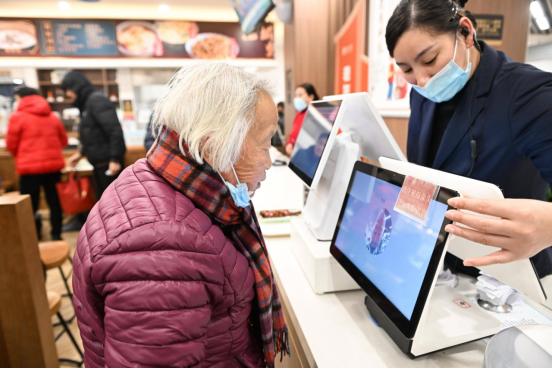 为什么建议大家尽量使用现金支付？原因很现实，银行人告诉你答案
电子支付、扫码付钱