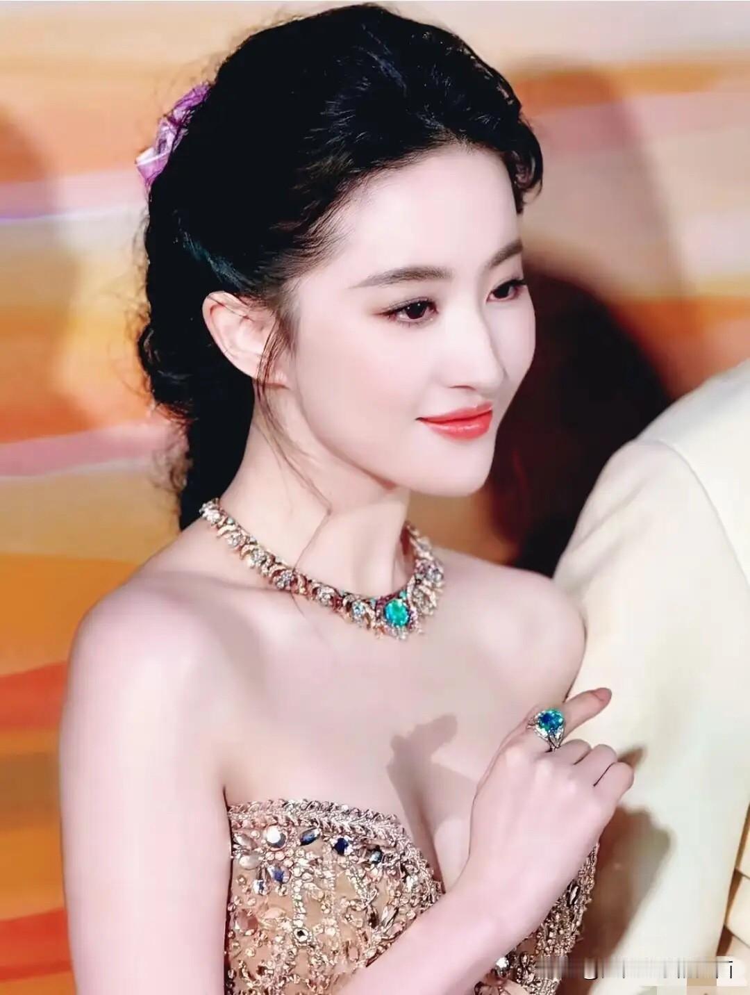 不愧是内娱里颜值天花板，迪丽热巴、欧阳娜娜、景甜她们的颜值都没有她高。 

她适