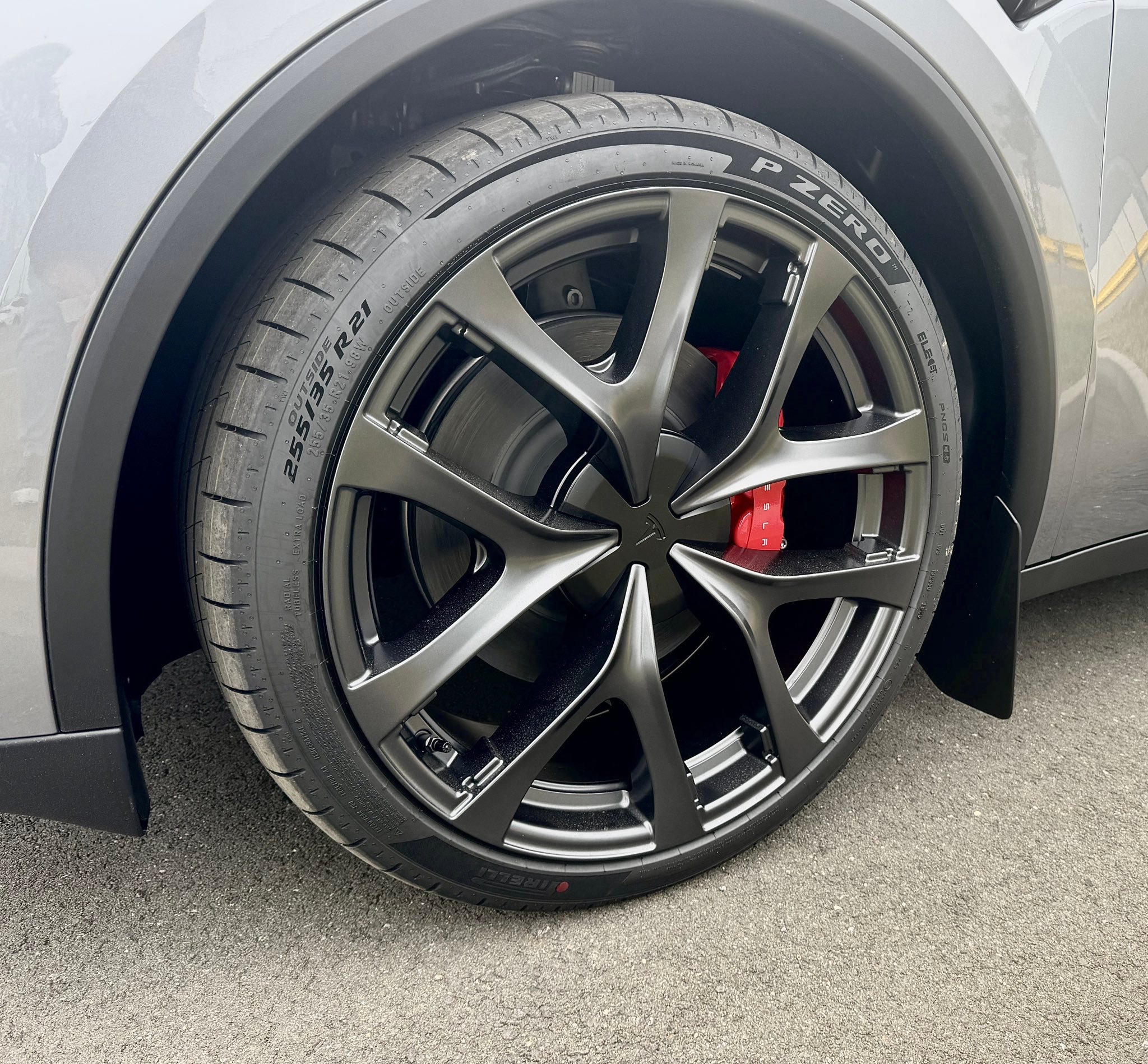 特斯拉焕新 Model  Y Performance 的新轮毂是真不错帅！！！?