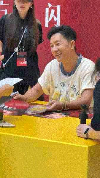 韩庚终于学会了饭撒 谁能想到舞台上气场全开的他，转身就对着粉丝的比心乖乖回应？广