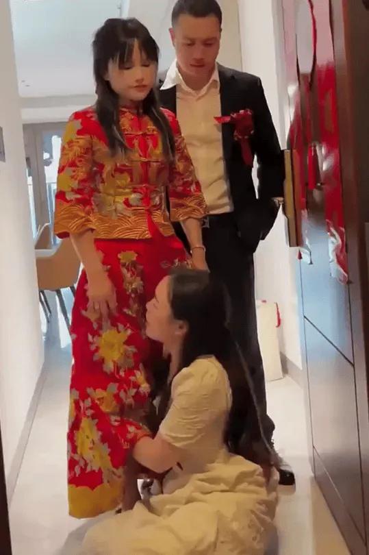 广西一新娘出嫁当天，闺蜜一直抱着她腿不放，原来是，新娘5年前借了闺蜜2000块钱