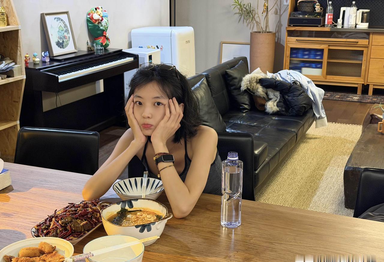 你还在为2025年的烂事懊悔？
哈气比话先跑出来，雪像糖霜却尝不出甜味。
孙千的