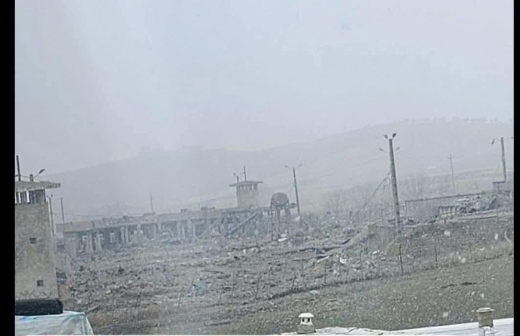 美国和以色列的空袭彻底摧毁了位于库尔德斯坦地区卡米亚兰区加什基村的伊朗伊斯兰革命