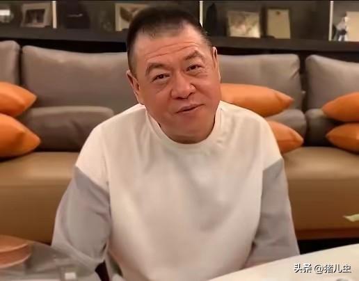 每次刷到孙德荣
心都跟着揪一下！
镜头里他脸明显肿着，说话时
气儿都沉得慌，那句