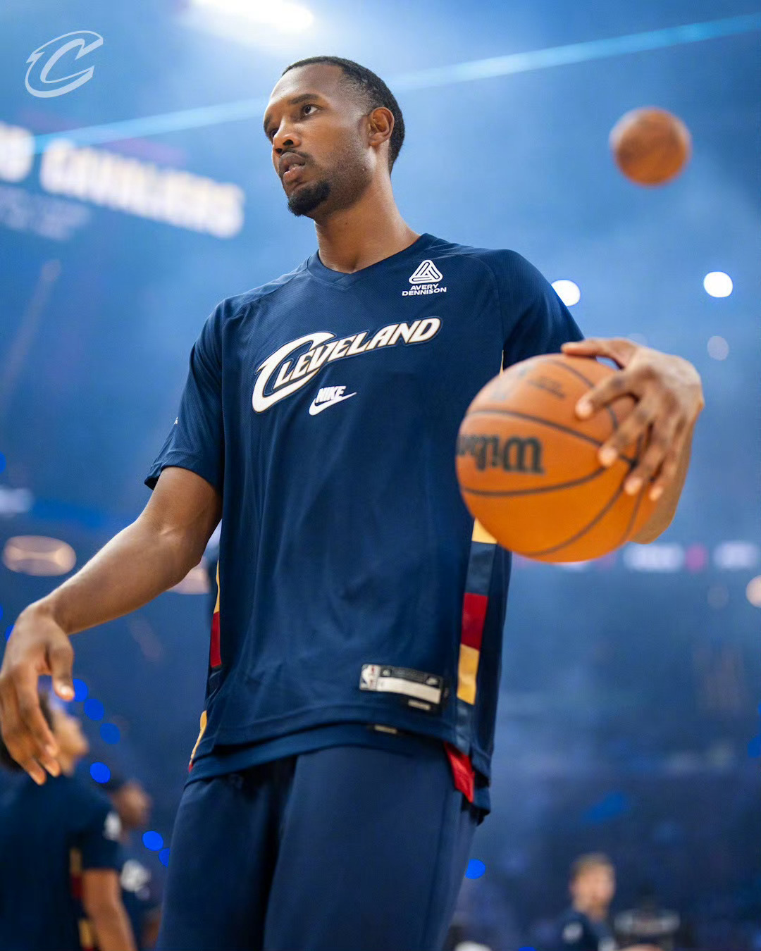 骑士新赛季篮不住nba莫布利 配套复古球衣的热身短袖，你觉得怎么样？[舔屏] ​