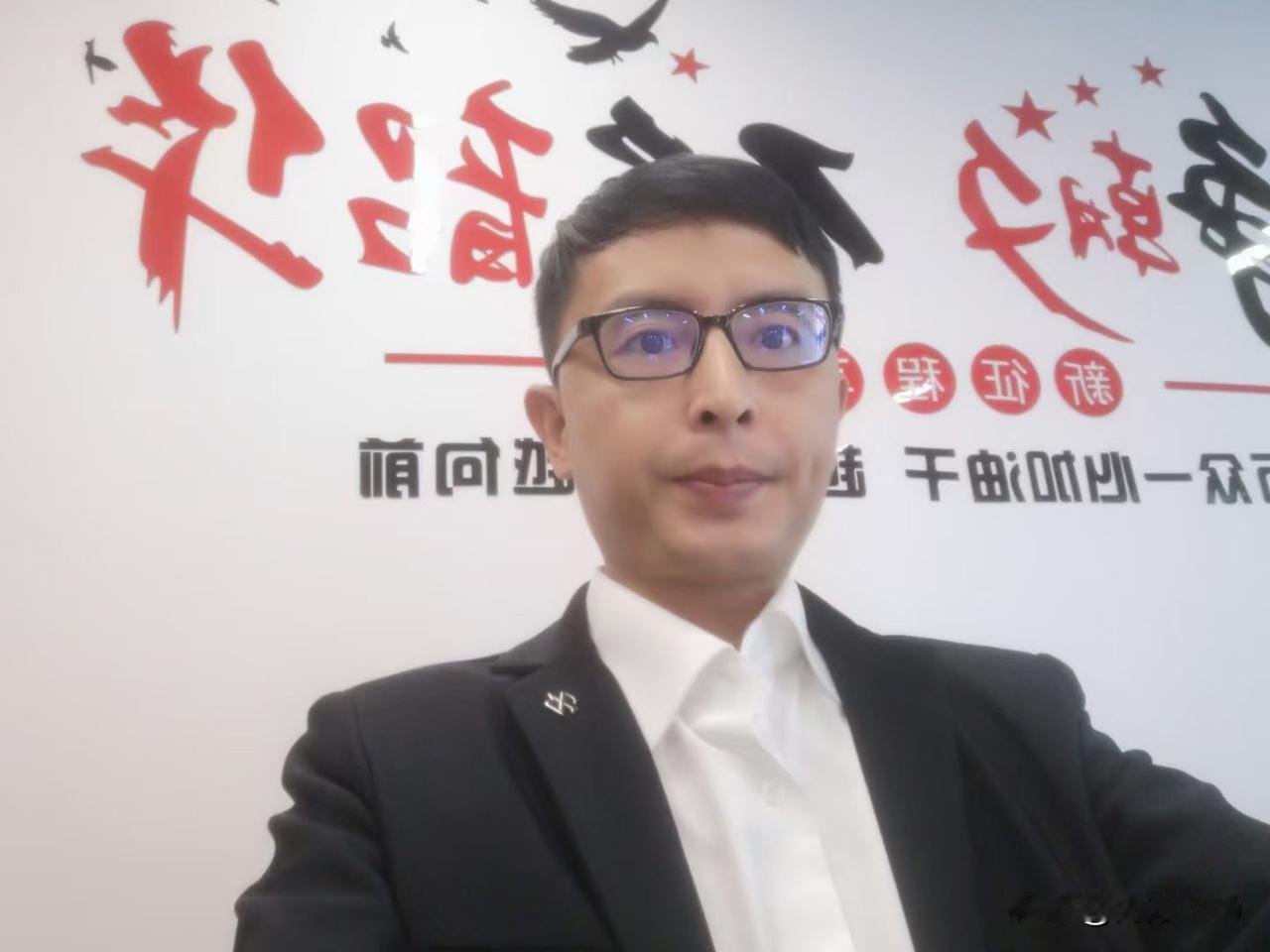 2023到2026，整整三年，我愣是从一个白白净净的小伙儿，晒成了个“黑煤球”。