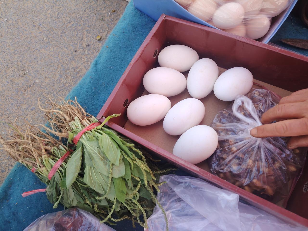 昨天上午乘坐郑州地铁六号线到贾峪赶集，市区早来的老人们已买好春菜大包小包的往回赶