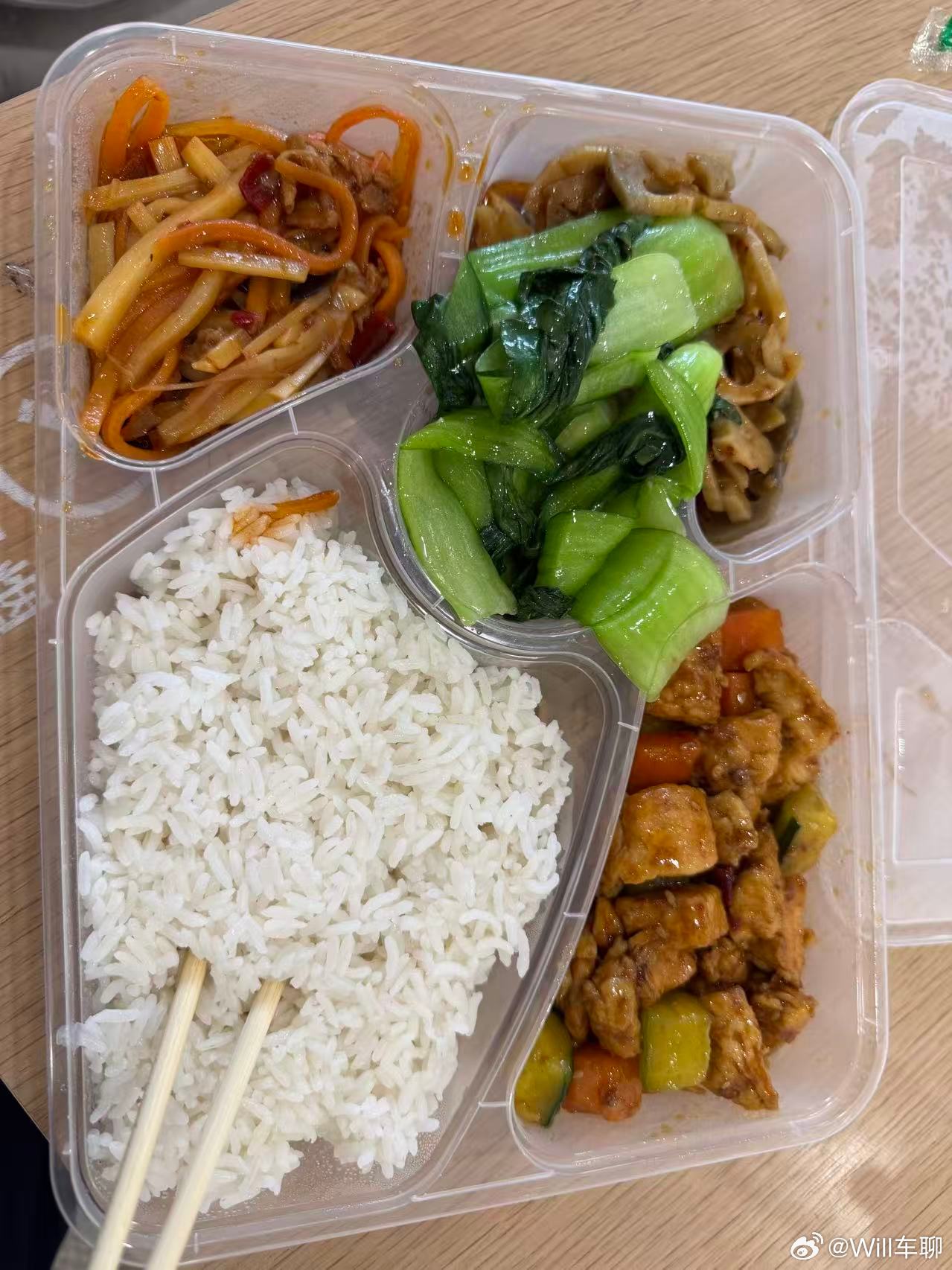 蹭了一顿智己的客餐。买了智己LS6两年半了，之前去4S店里面没啥人，现在办公室都