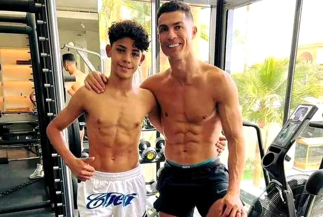 皇马青训梯队即将签下C罗的大公子——迷你罗。
迷你罗曾效力于三家世界顶级俱乐部的