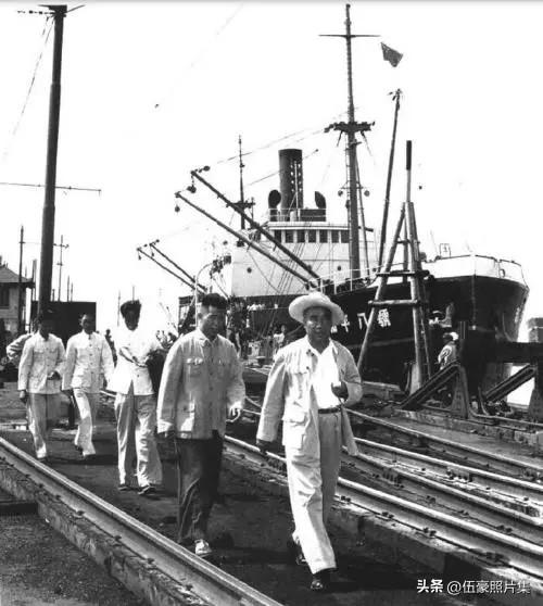 1958年8月19日，朱德元帅来到秦皇岛码头视察的场景。期间当得知参加操演的四艘