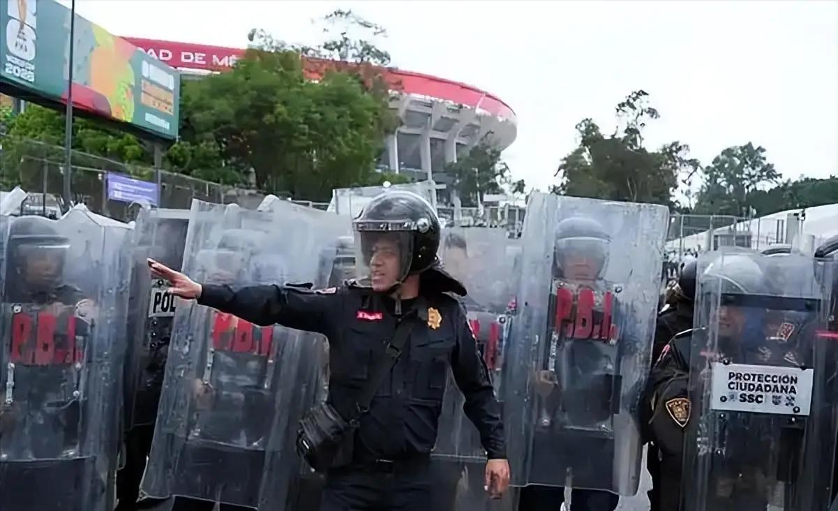 中国球迷刚下飞机，就被枪顶头抢劫！这届世界杯还办得下去吗？
围绕“世界杯赛场热度