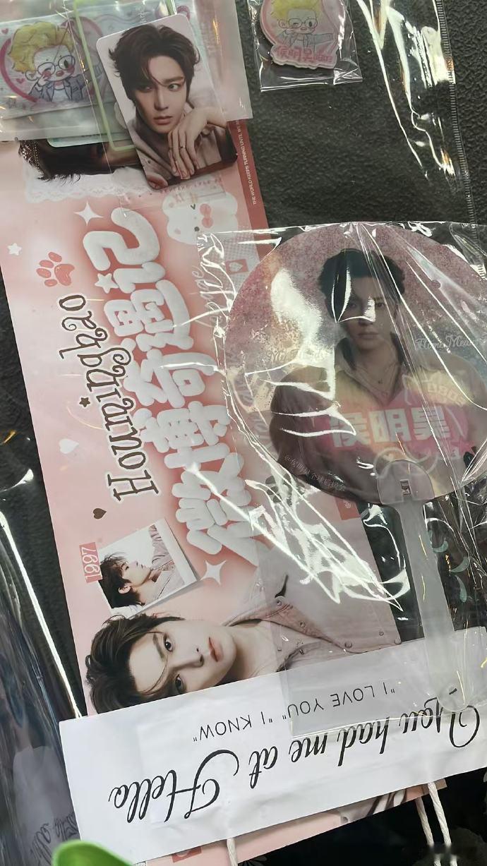 侯明昊跪下给粉丝逆应援 舞台之上光芒万丈，线下见面屈膝回馈，跪下送出逆应援的瞬间