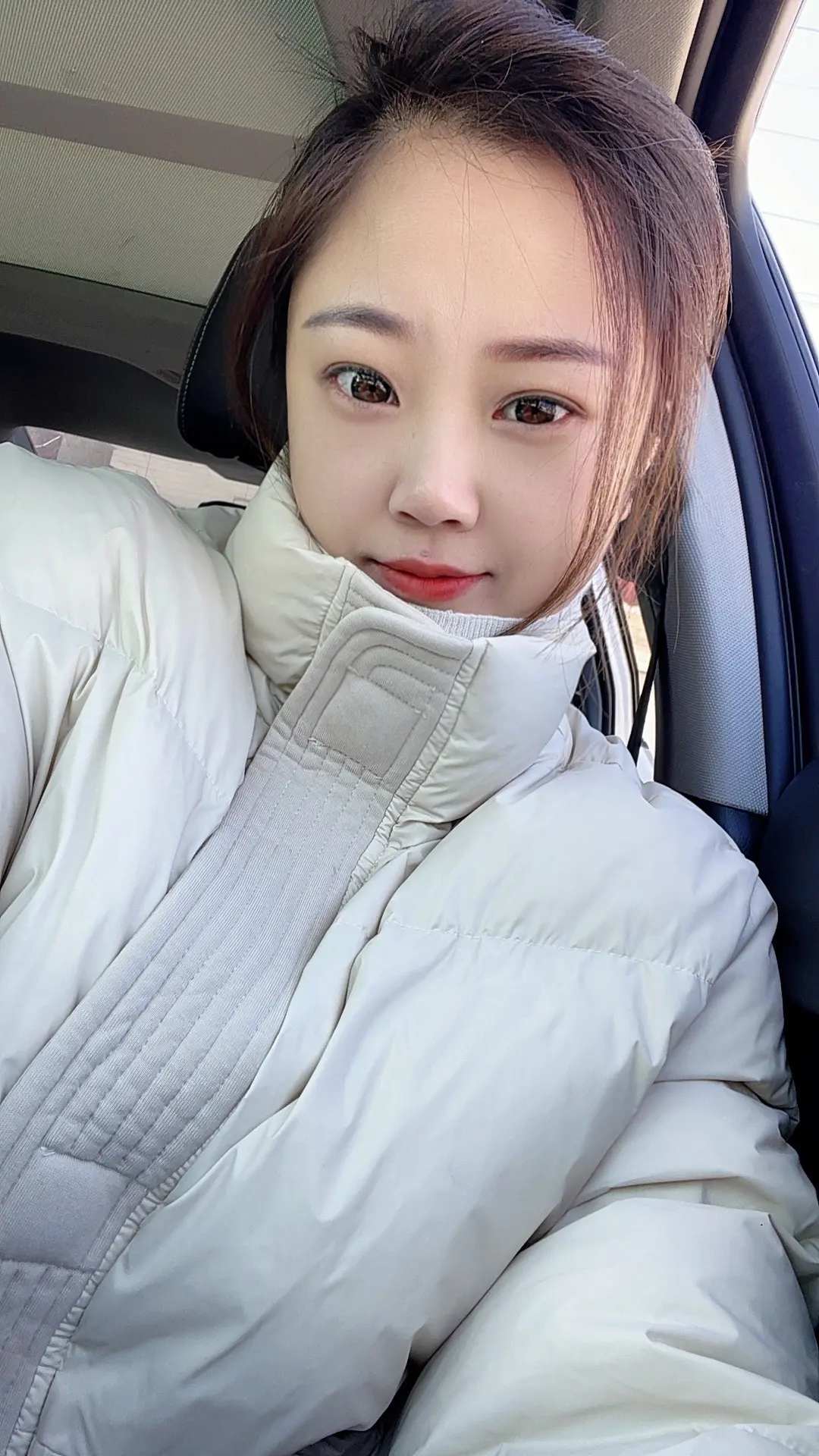 在人声鼎沸的欢喜里 我唯独望向你 我问了问心 它说情不自禁