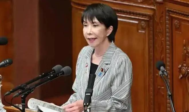 日本零食集体换黑白包装，高市早苗扛不住压力，紧急派人赴华求松口
日本超市的零食货