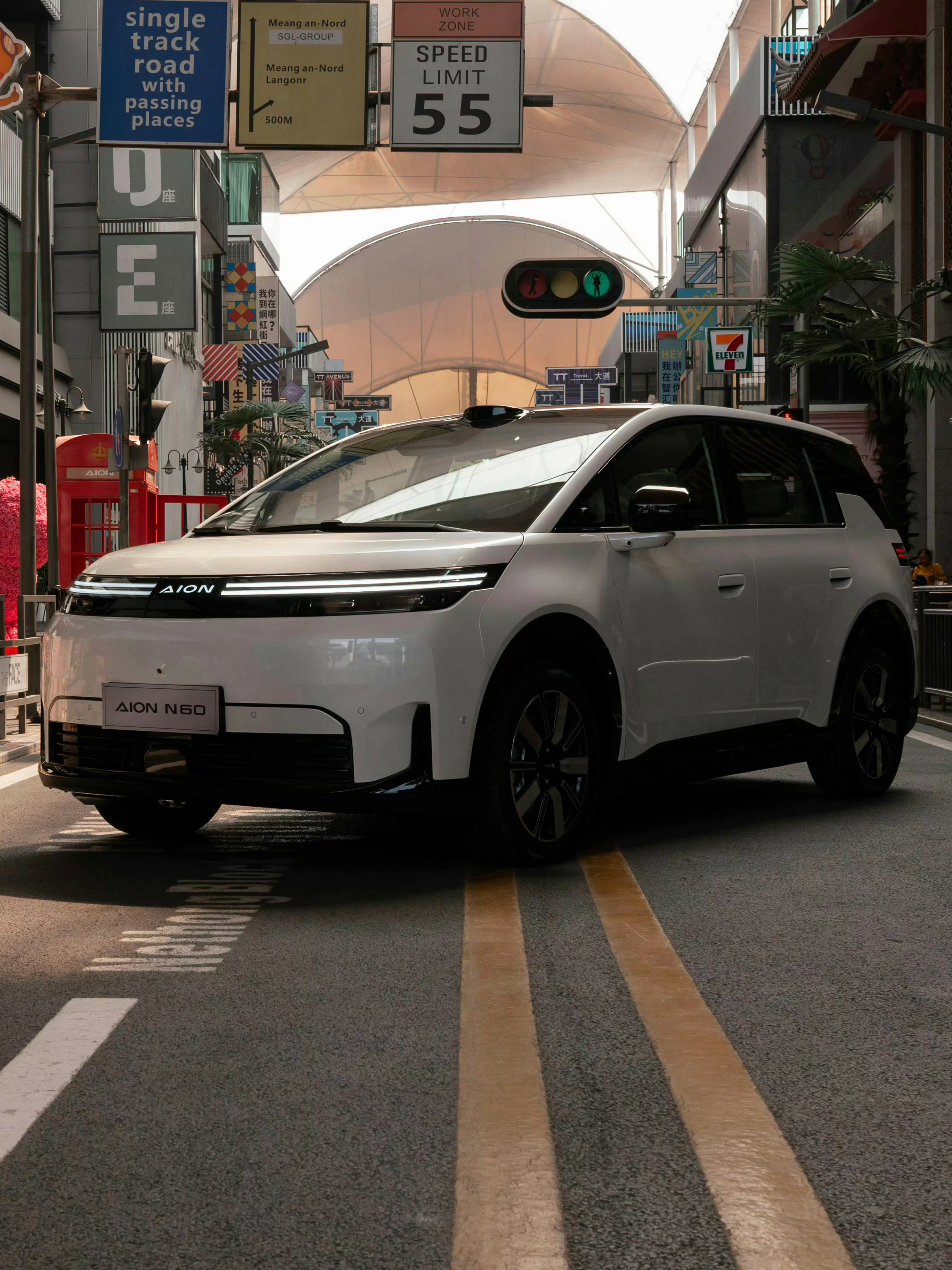 埃安N60的前脸猛地一看很像极氪MIX