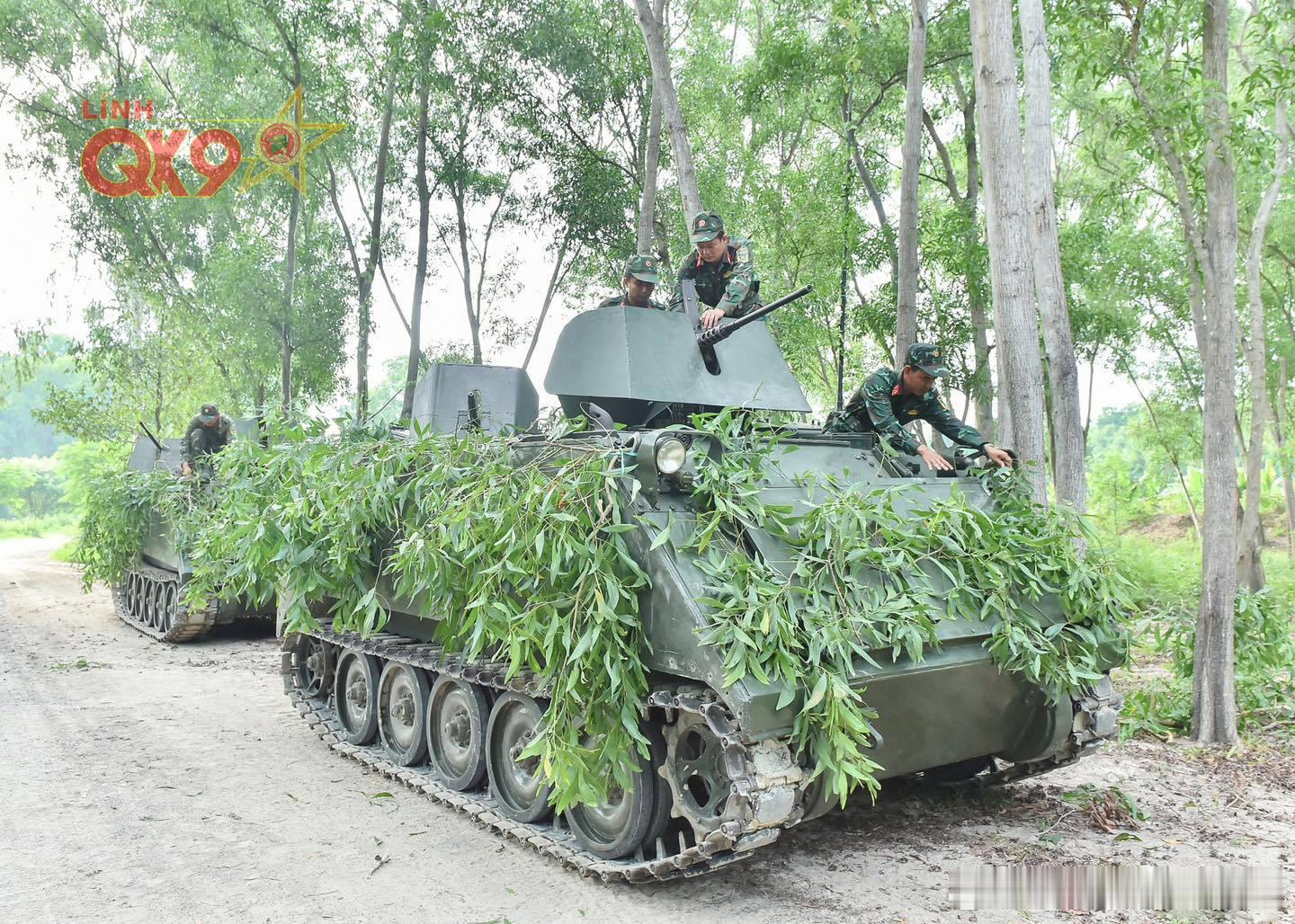 2020年越南人民军M113装甲运兵车的乘员正在检查车辆，为演习做准备。该车配备