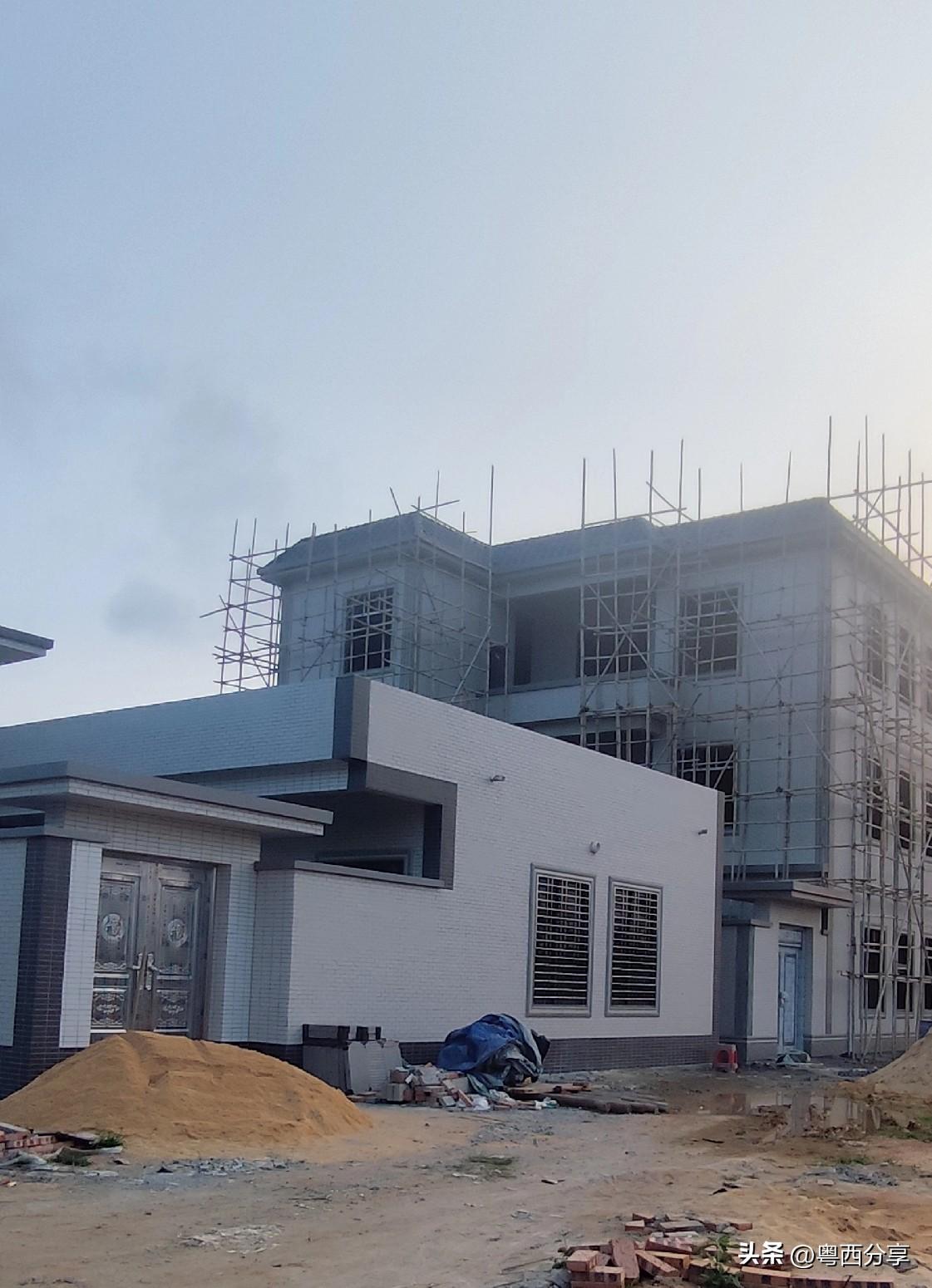 十年前扎堆买房，
十年后扎堆盖房，
我就想知道买房和盖房的
是不是同一批人？
