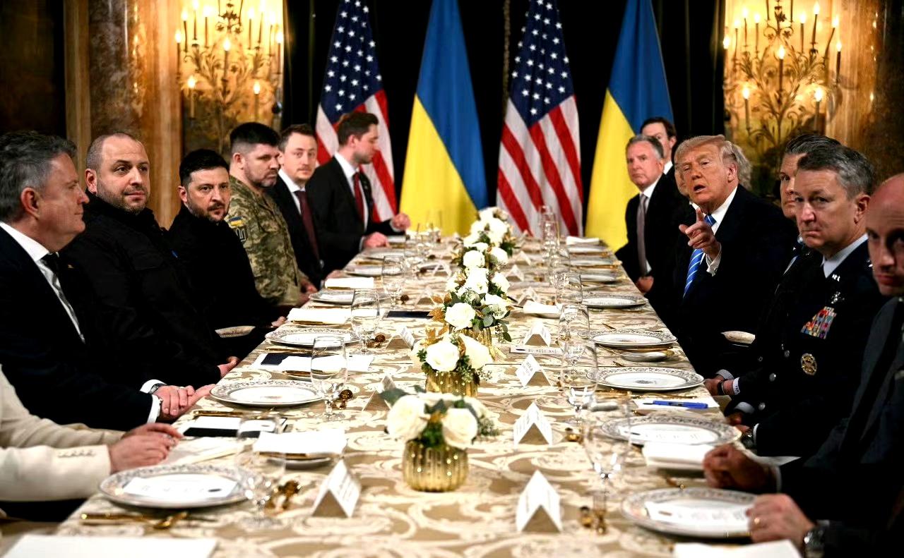 特朗普在海湖庄园会见泽连斯基

在欢迎泽连斯基时，特朗普对和平谈判表示乐观，并称