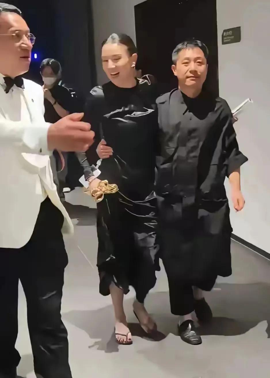 宋佳获奖后喜笑颜开和老公走过来，奖杯就被她这样拿在手中，老公陪着她一步不离，旁边