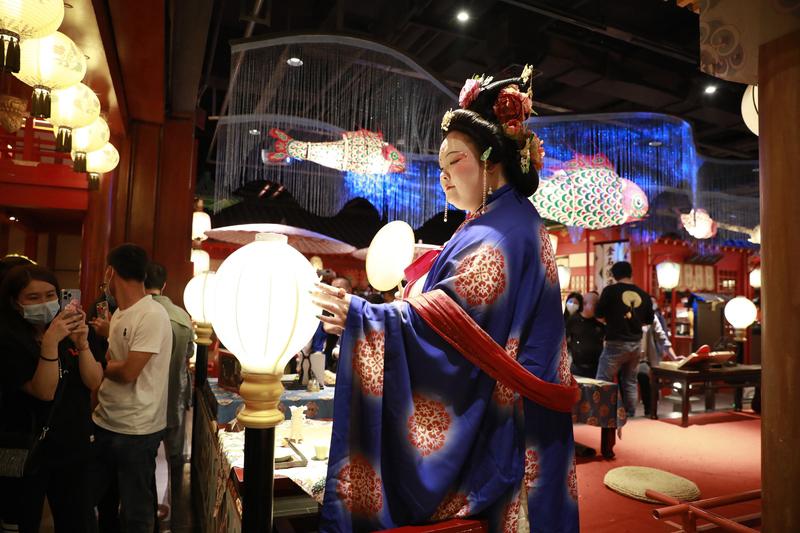 杨贵妃荔枝专线：唐代快递员的生死时速

唐玄宗为保鲜荔枝，命驿站设“荔枝道”，用