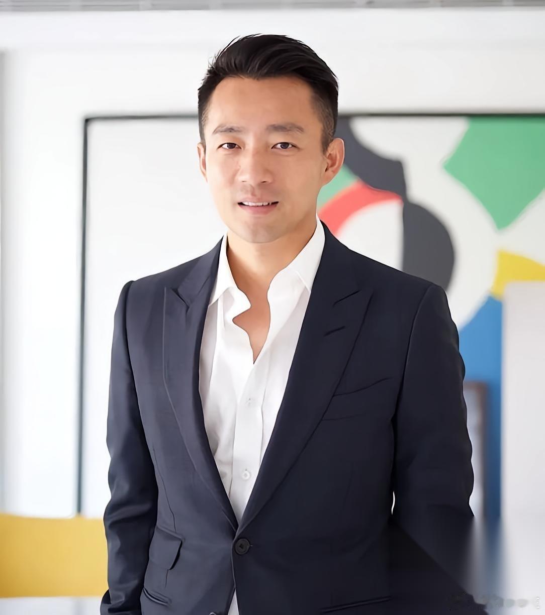 汪小菲在直播间说:“80后身上的担子重、压力大，我家里就我一个孩子，我要养四个老